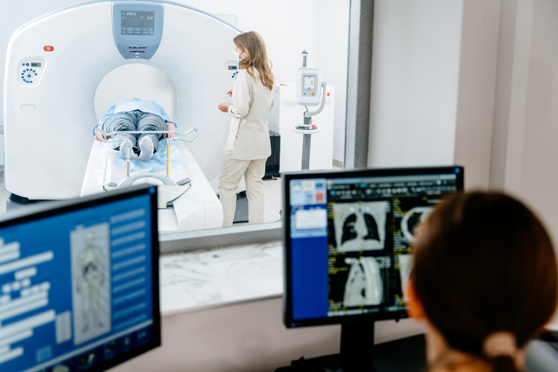 medic si pacient in timpul investigatiei PET-CT