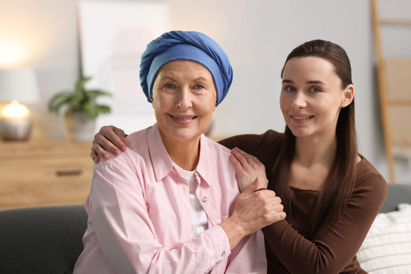 femeie cu cancer ingrijita acasa
