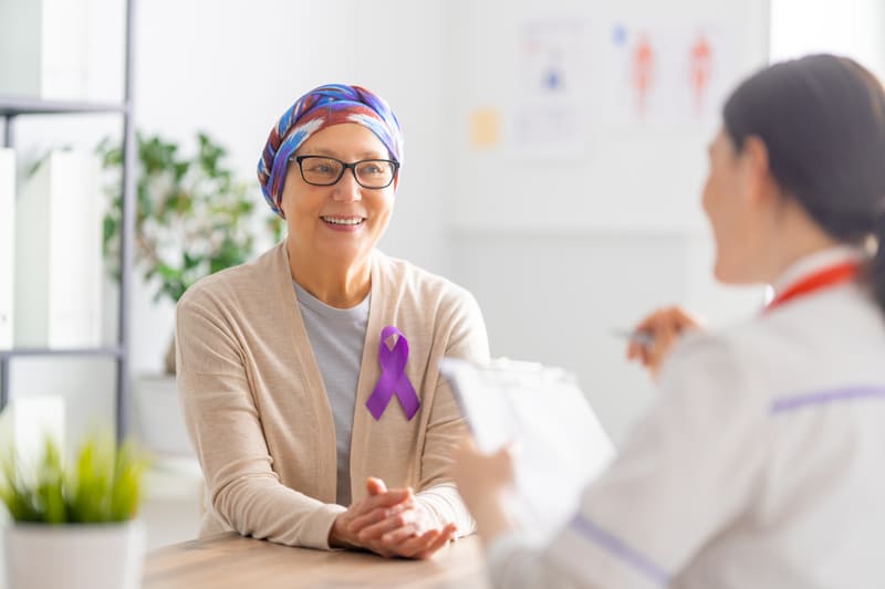 femeie la consult urmarire cancer