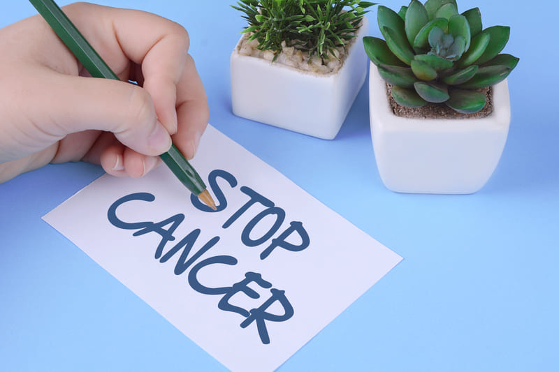 mana care scrie pe hartie stop cancer